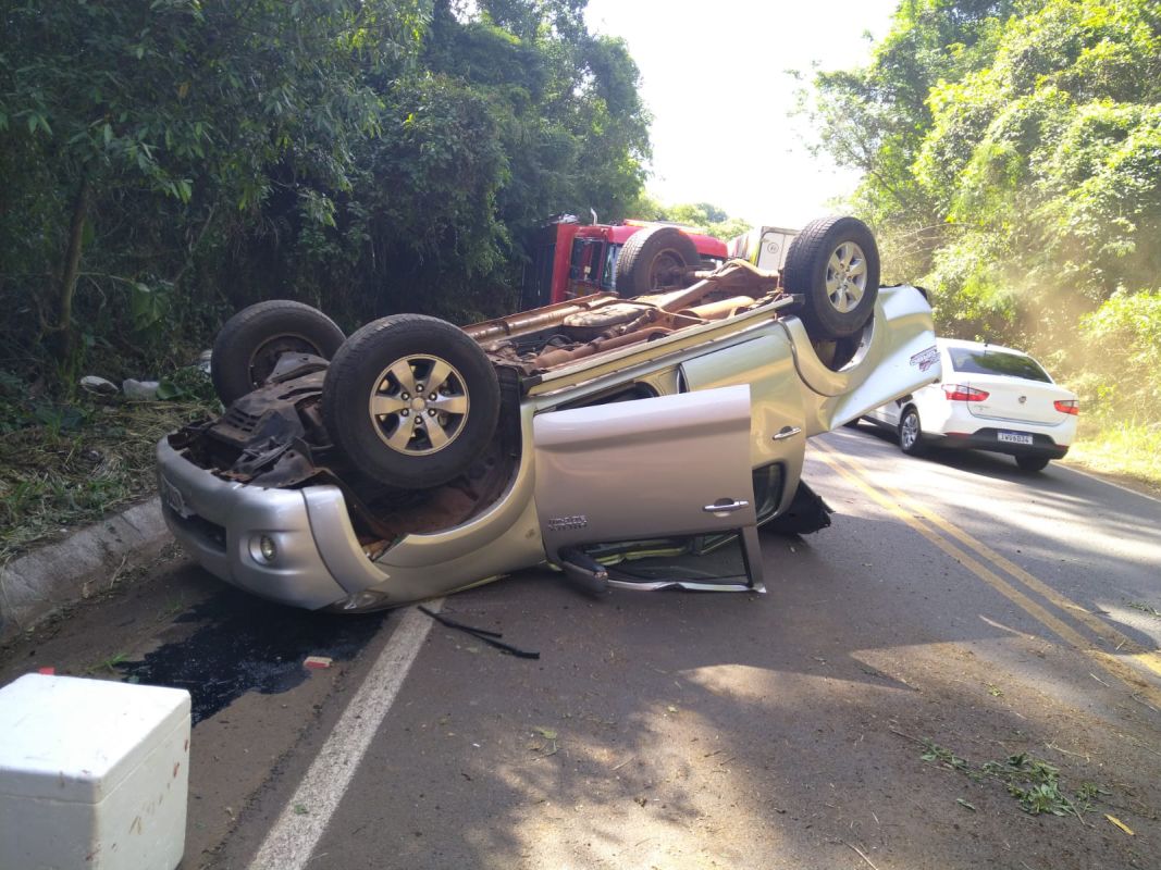 Motorista fica ferido ao perder o controle em uma curva e capotar caminhonete na SC-157, no Oeste