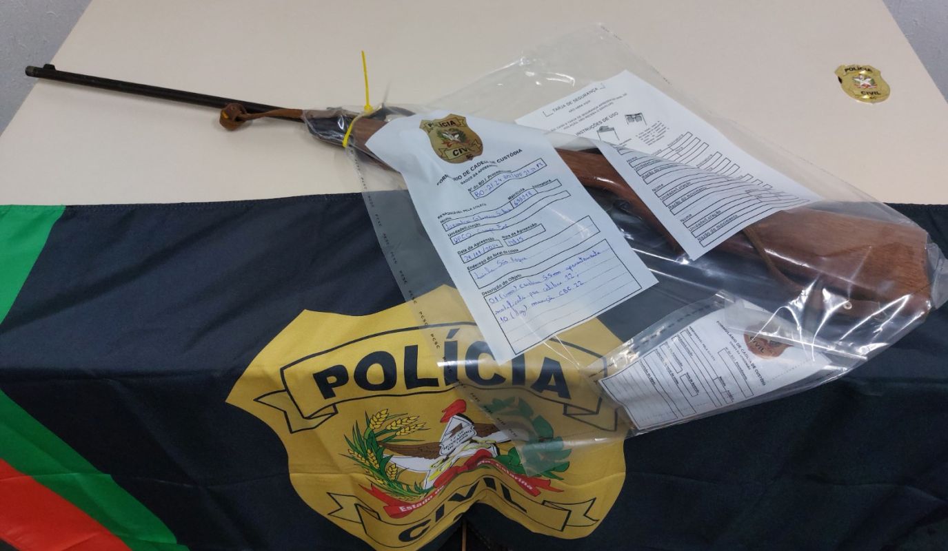 Homem é detido em flagrante por posse irregular de arma de fogo e munições, no Oeste