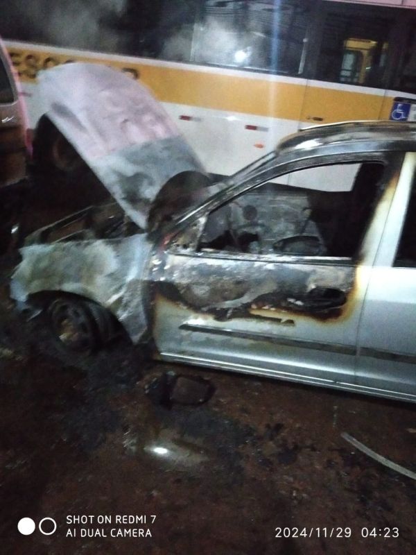 Veículo é consumido por incêndio em garagem de Prefeitura de município do Oeste