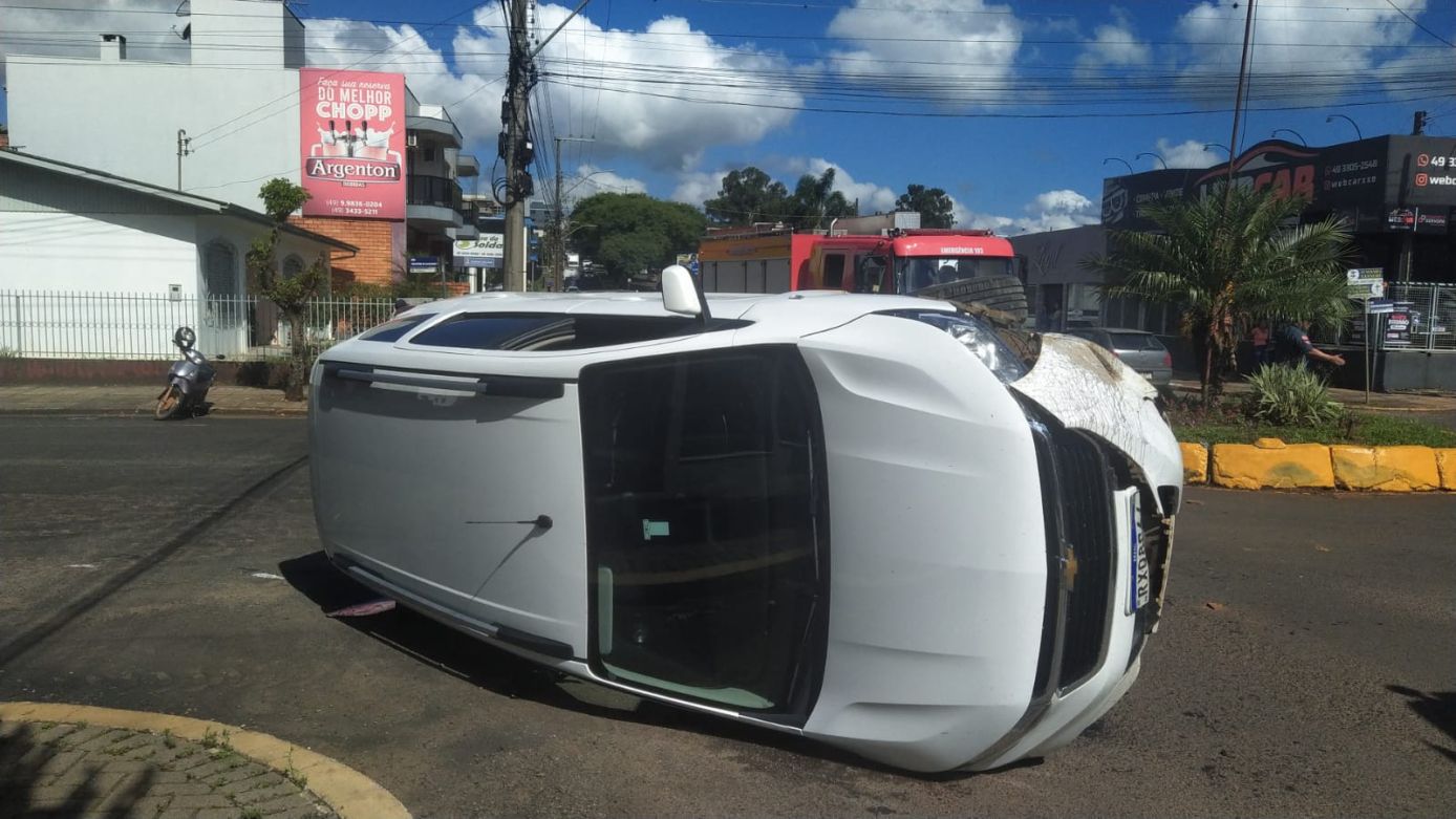 Veículo capota após colidir em rótula na Avenida Brasil em Xanxerê