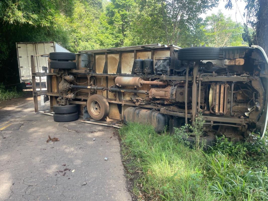 Tombamento de caminhão é registrado na SC-283, no Oeste