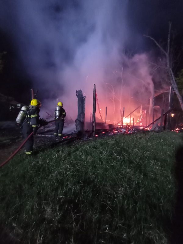 Galpão no interior de município do Oeste é destruído por incêndio 