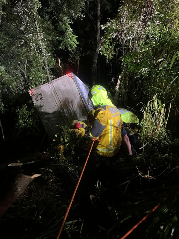 Coronel Freitas: Caminhão cai em ribanceira de 25 metros 