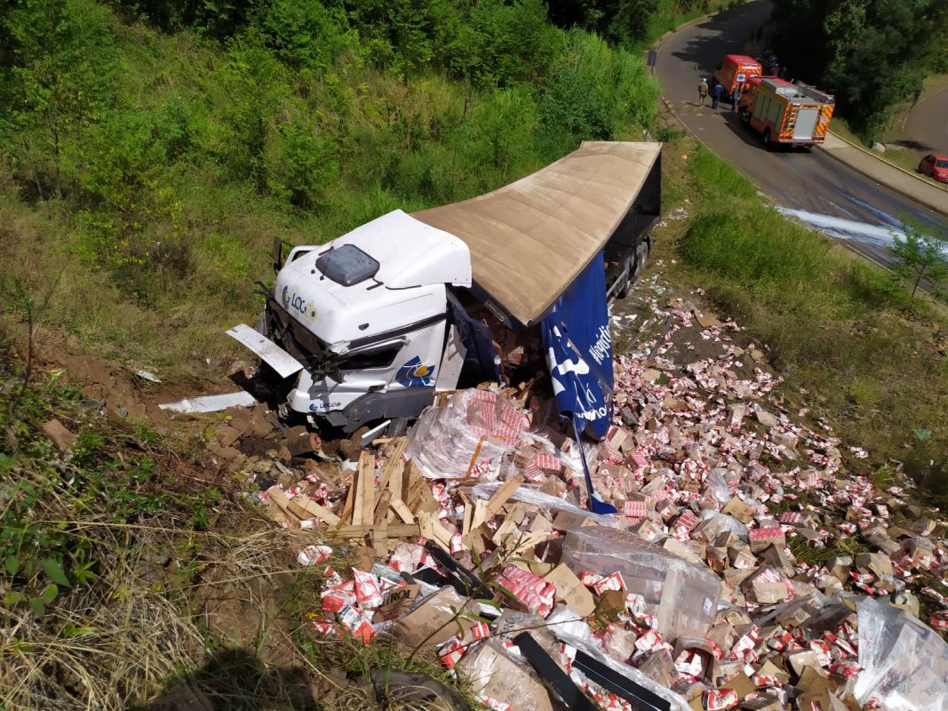 Carreta carregada de caixas de leite sai da pista e condutor fica ferido, na SC-453