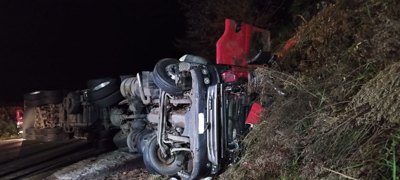 Caminhoneiro fica gravemente ferido após tombamento de carreta na BR-282, em Ponte Serrada