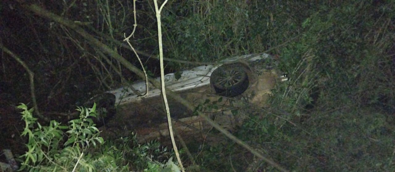 Carro cai em ribanceira de oito metros após saída de pista em Vargeão