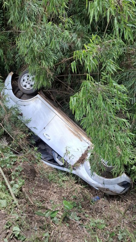 Saída de pista seguida de capotamento é registrada na BR-153, no Oeste