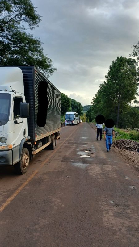 Ônibus colide na traseira de caminhão após tentar realizar ultrapassagem proibida na SC-305