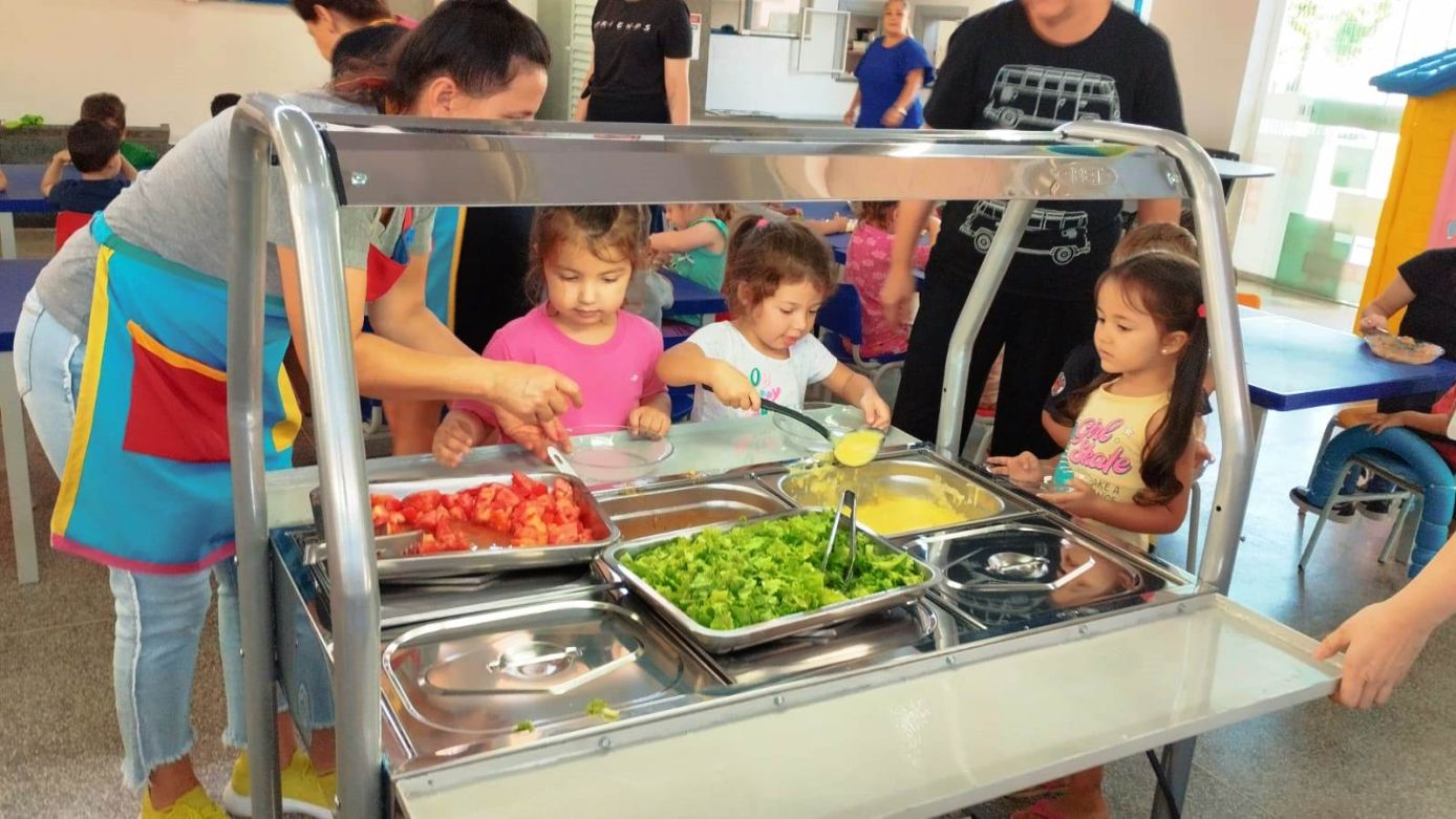 CEMEI Lídia Bortoluzzi oferece buffet para crianças se servirem sozinhas