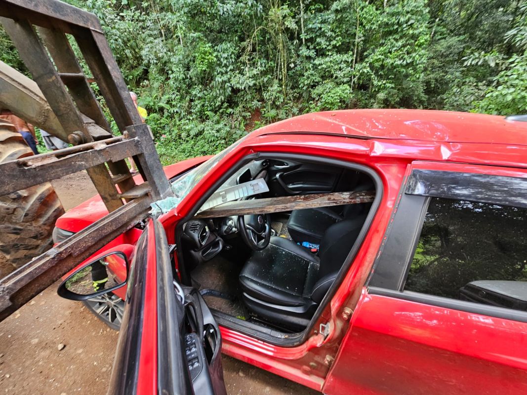 Grávida fica ferida após colisão frontal entre automóvel e trator, no Oeste 