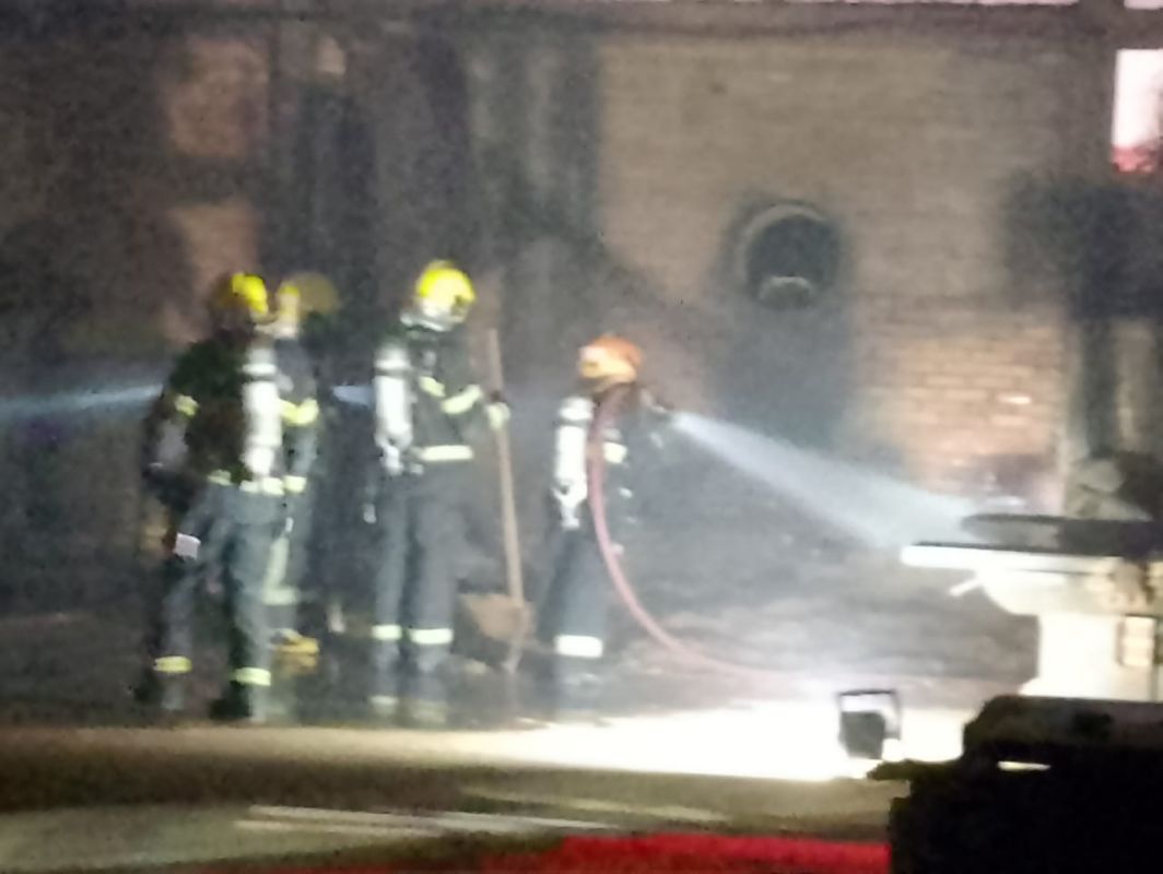 Bombeiros combatem incêndio em fábrica de carrocerias, em Xanxerê