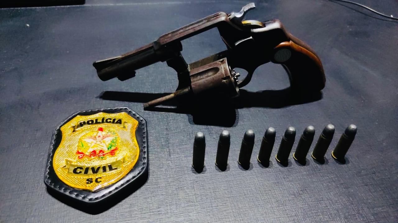 Polícia Civil apreende arma de fogo e munições e prende homem em flagrante no Oeste