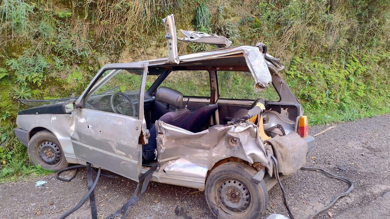 Mulher fica presa às ferragens e é resgatada pelos Bombeiros após acidente de trânsito na BR-153