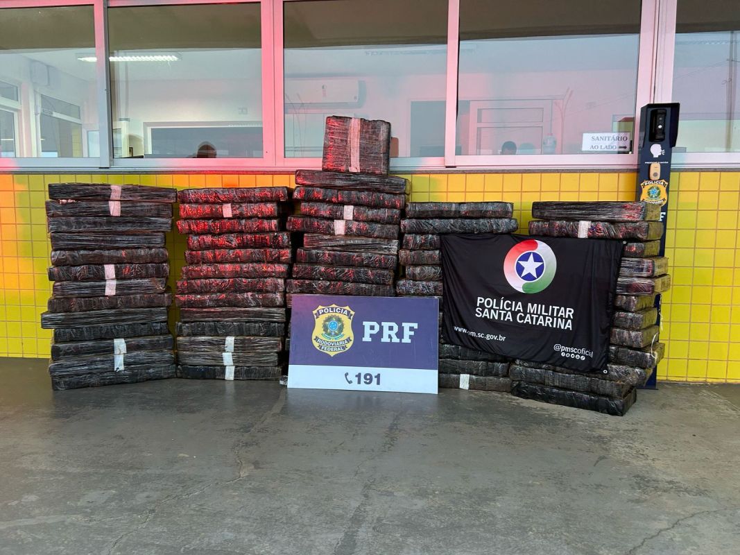 PRF e PMRv apreendem 720 kg de maconha e recuperam veículo roubado no Oeste catarinense