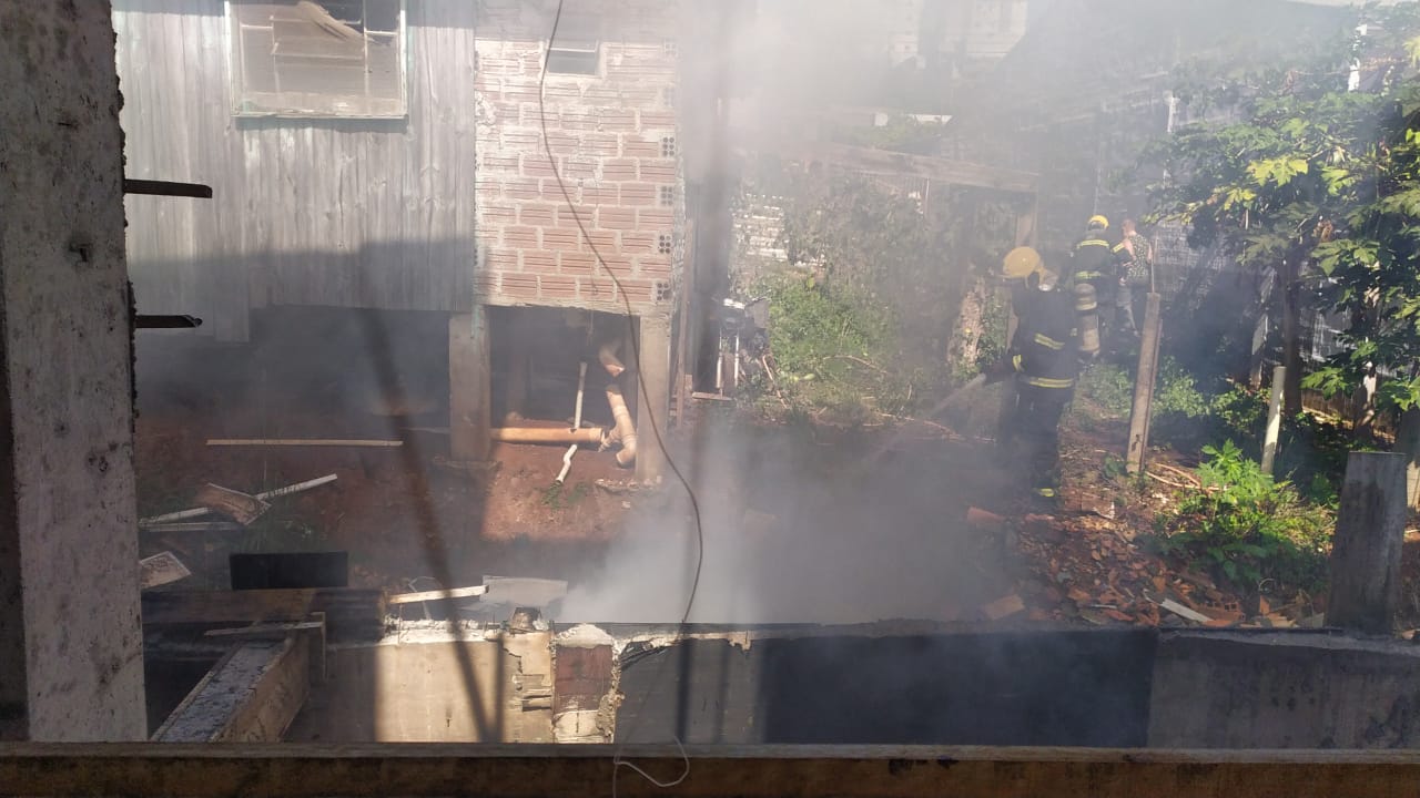 Fogo em entulhos quase atinge residência em Xanxerê
