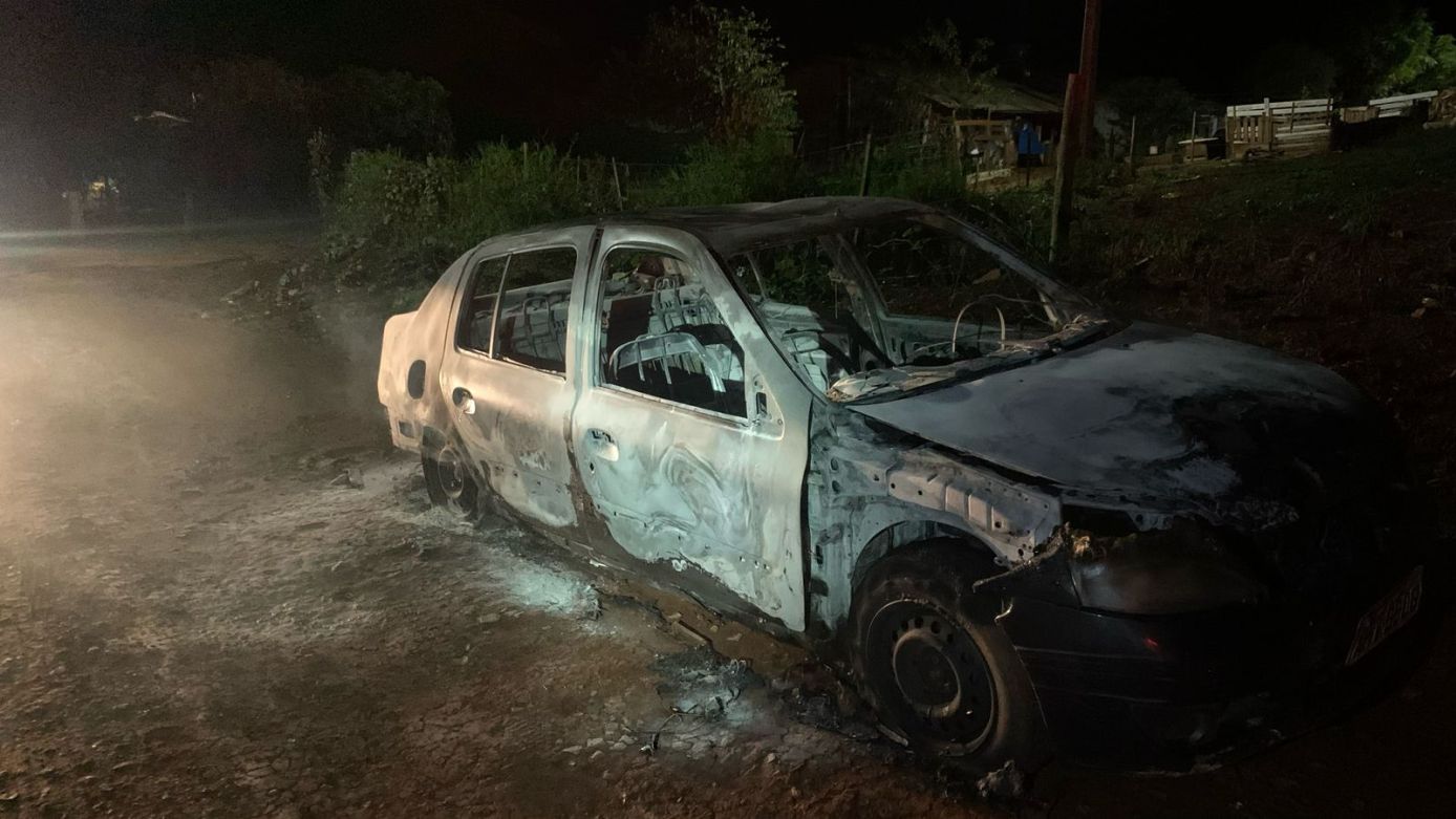 Homem e mulher são vítimas de tentativa de homicídio e carro é encontrado incendiado em município do Oeste