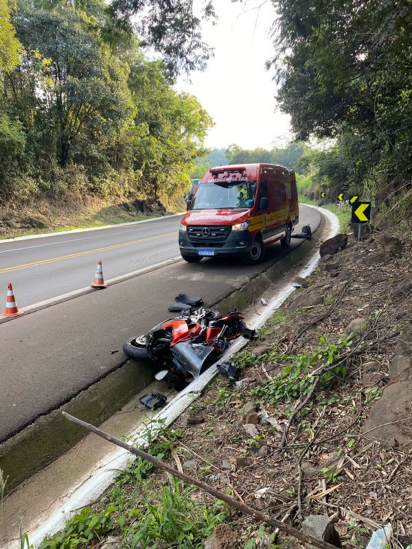 Colisão frontal entre carro e motocicleta é registrada na BR-282
