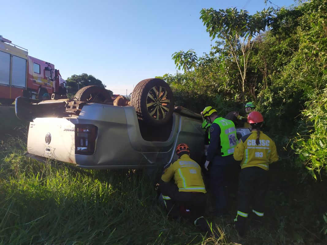 Homem fica ferido após sair da pista e capotar veículo em Xanxerê