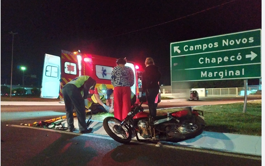 Duas mulheres ficam feridas em colisão entre carro e motocicleta, em Xanxerê; veículo envolvido fugiu do local