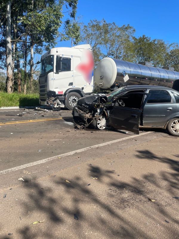 Mulher morre após colisão entre carro e carreta na SC-480, em Chapecó