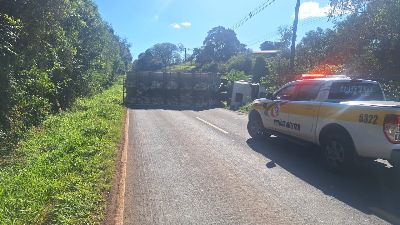 Caminhão carregado de aves tomba na SC-283, no Oeste