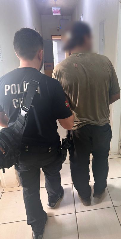 Homem é preso após ameaçar e perseguir companheira por crise de ciúmes em Ponte Serrada 
