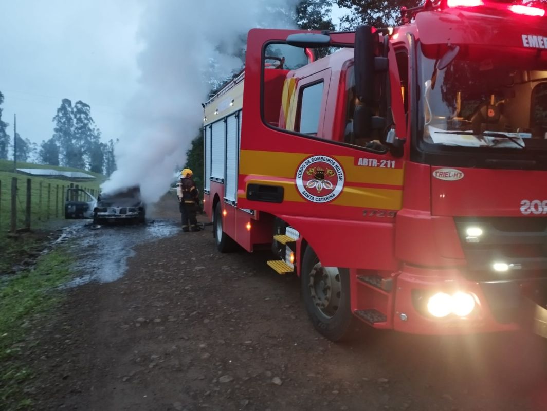 Incêndio destrói veículo no interior de município do Oeste