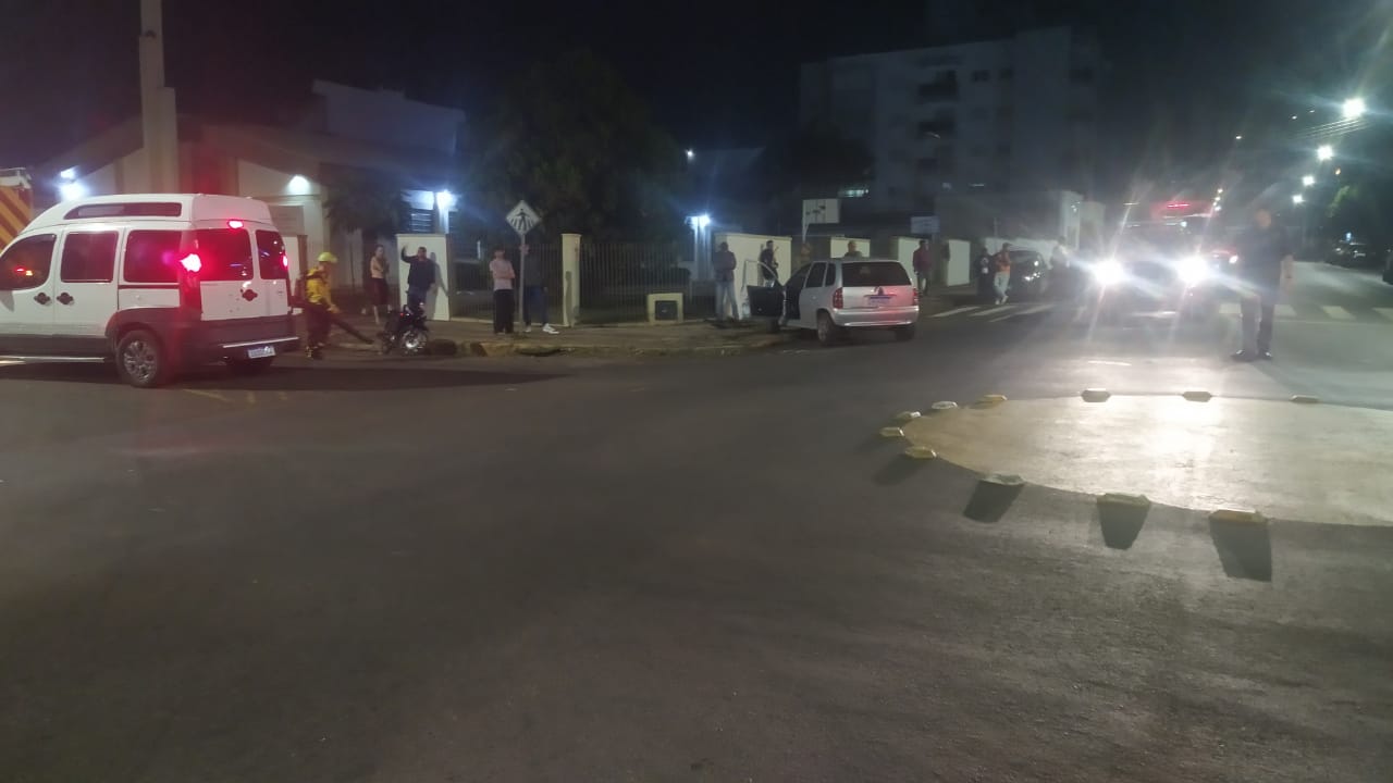 Colisão entre carro e moto deixa mulher ferida no Centro de Xanxerê