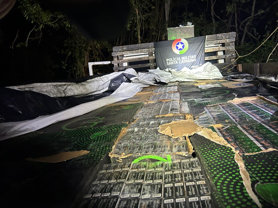 Polícia Rodoviária apreende carga de 50 mil maços de cigarros contrabandeados em Descanso (SC)