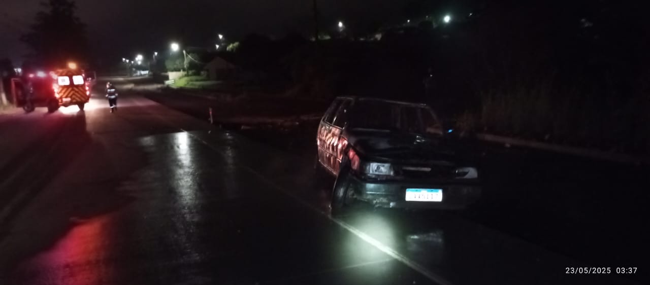 Incêndio consome veículo na SC-160 em Pinhalzinho durante a madrugada