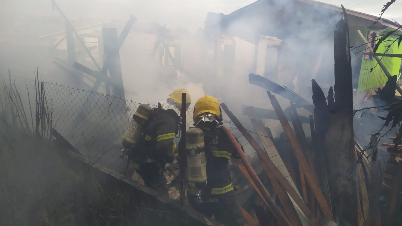 Brincadeira com fogo pode ter sido causa de incêndio que atingiu três residências em Xaxim
