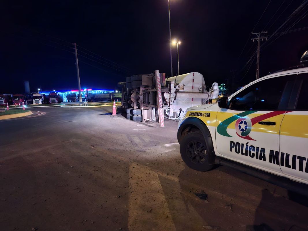 Caminhão tomba ao desviar de carro em rotatória da SC-480, em Xanxerê