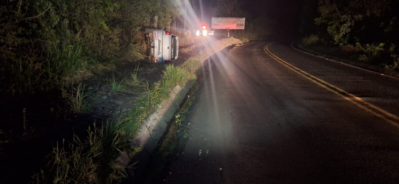 Condutor sai da pista e tomba veículo após ultrapassagem malsucedida na SC-283