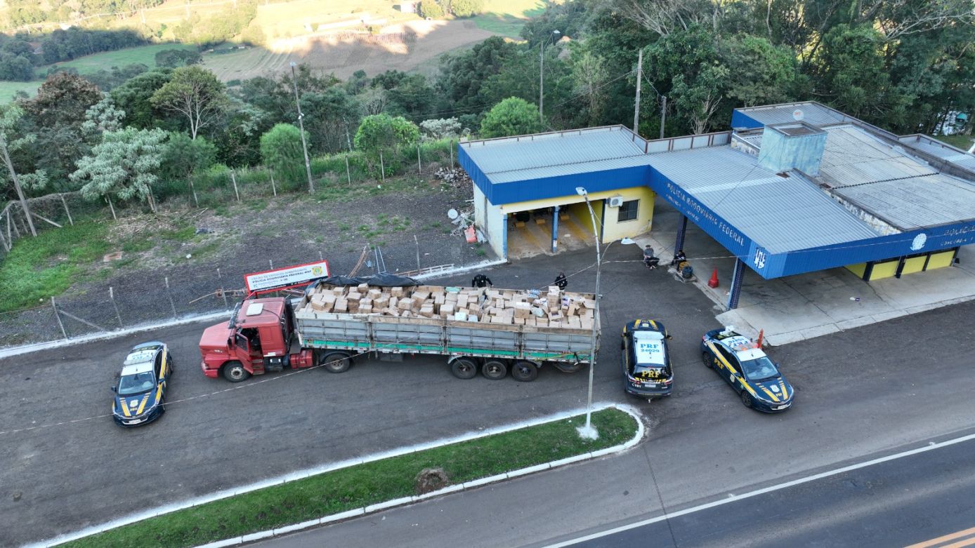Carreta é flagrada pela PRF completamente carregada com itens chineses sem nota