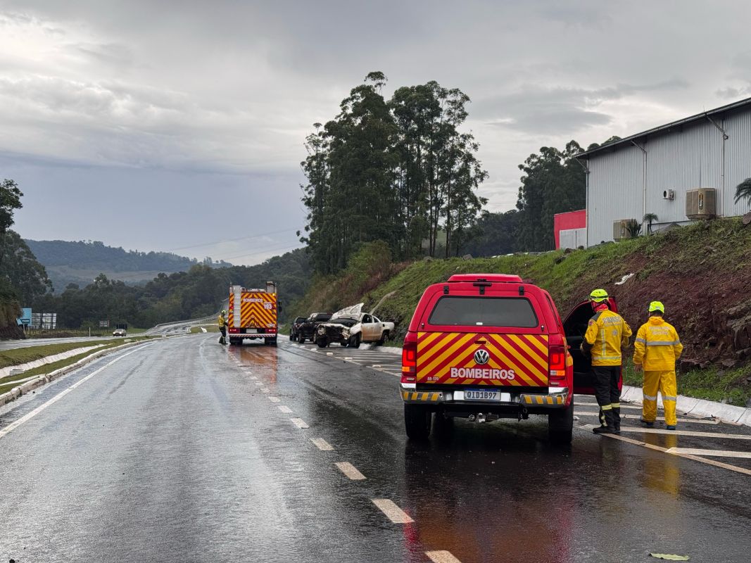 Caminhonete sai da pista e colide em barranco na BR-282, próximo a Nova Itaberaba