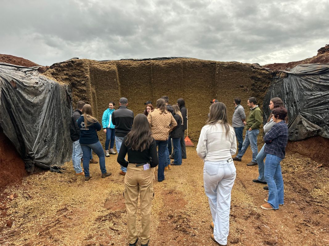 VÍDEO: estudantes de Campos Novos visitam propriedade de produção de leite em Xanxerê