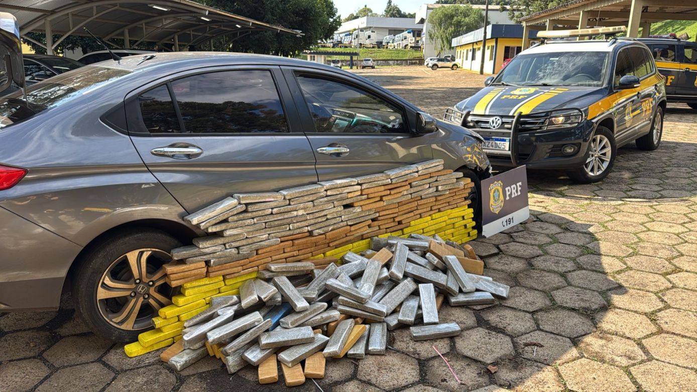 PRF apreende 221 kg de maconha e recupera carro roubado que fugiu da abordagem no Oeste de SC