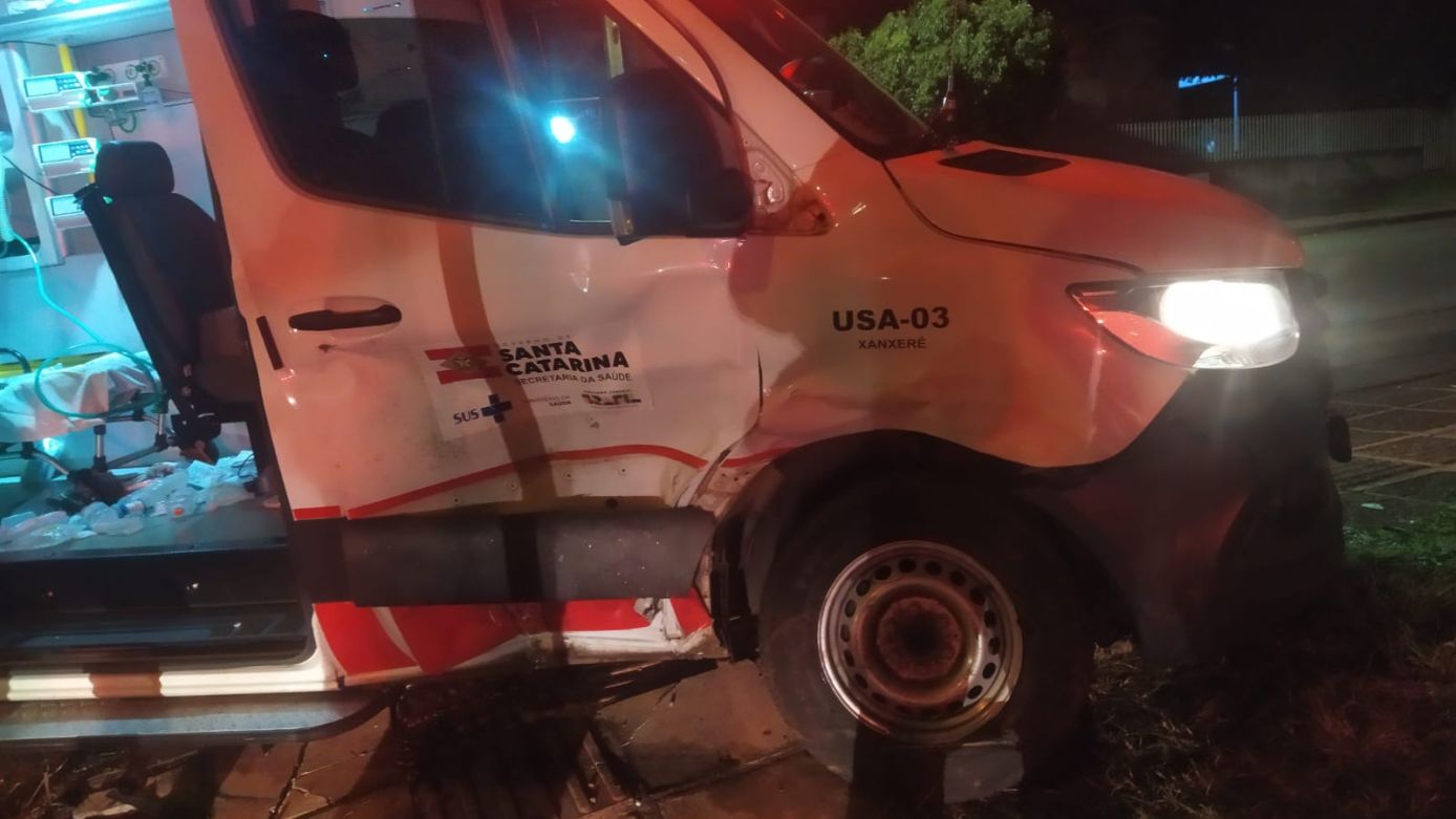Ambulância do SAMU de Xanxerê é atingida por veículo enquanto se deslocava para atender vítima de agressão