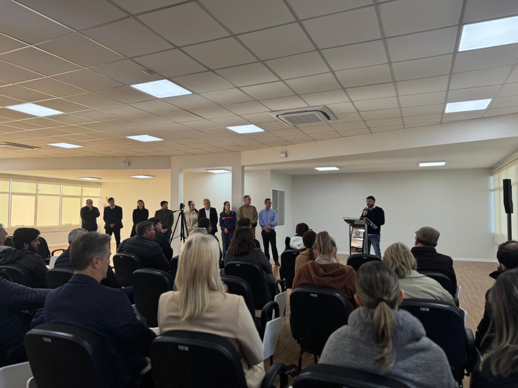 VÍDEO: prefeito assina transmissão de mandato temporário para presidente da Câmara de Vereadores