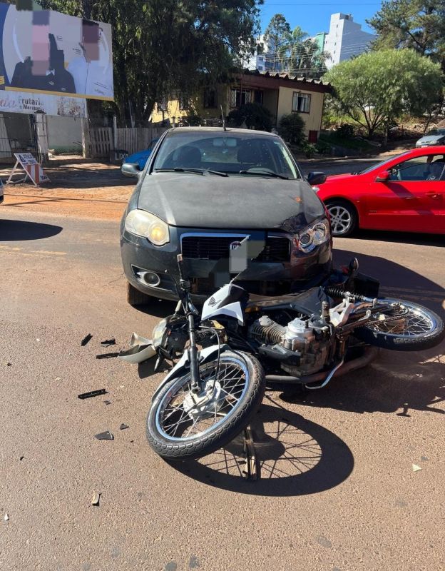 Acidente entre carro e moto deixa jovem ferido no centro de Xanxerê