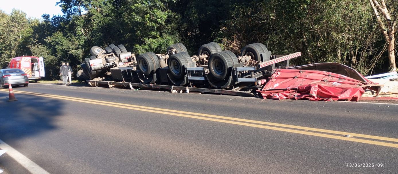 Carreta carregada com compensados capota na BR-282 em Saudades