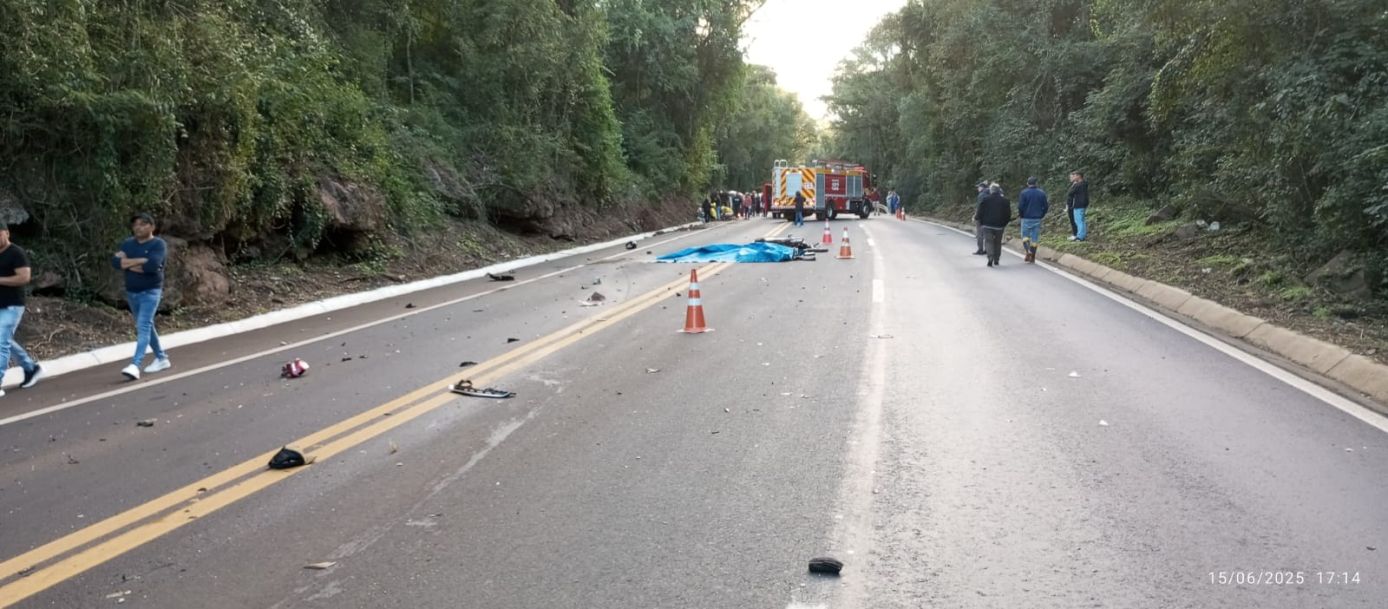 Colisão entre carro e moto deixa um morto e quatro feridos na BR-282 em Pinhalzinho