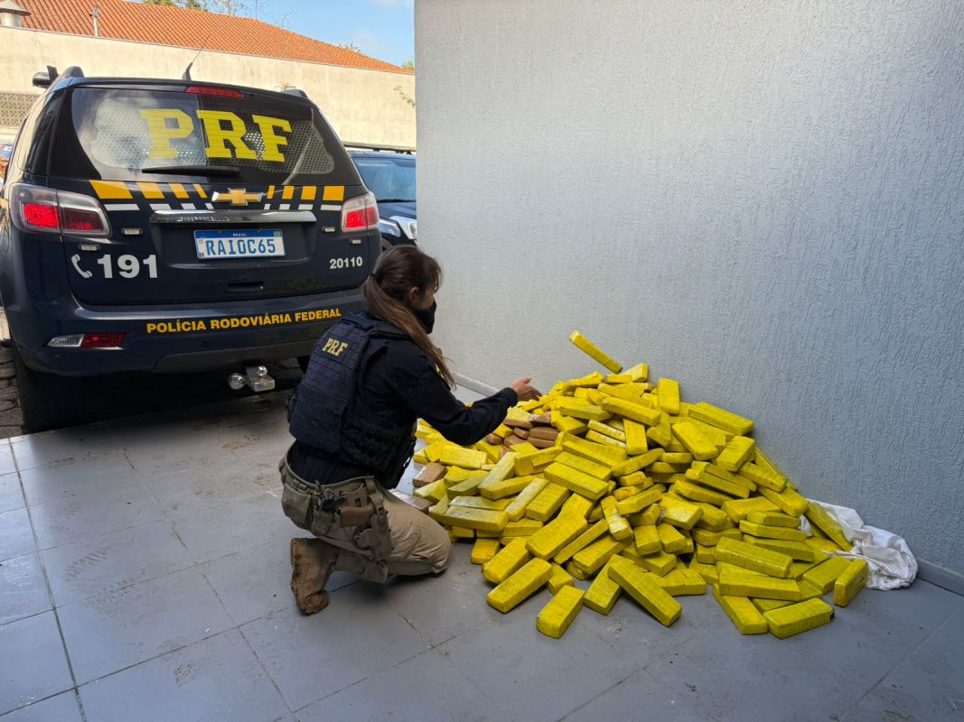 Condutor foge da PRF, cai de barranco e é preso com 120 kg de maconha e carro furtado