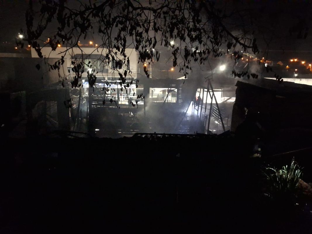 Incêndio atinge danceteria e comércio no centro de Palmitos, no Oeste, durante a madrugada