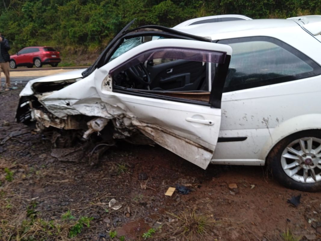 Colisão frontal entre dois veículos deixa ferido na BR-282, em Vargem Bonita