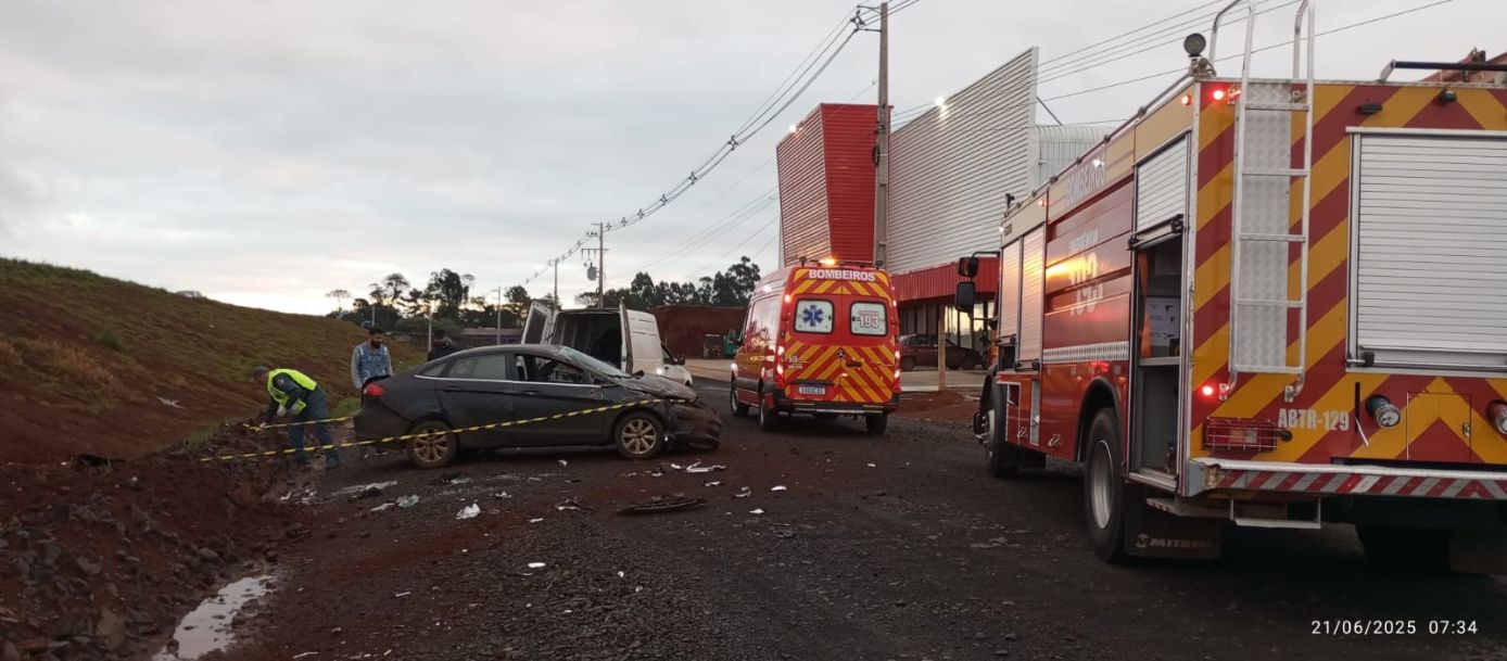 Jovem de 24 anos fica ferido após veículo sair da pista e capotar na BR-282, em Pinhalzinho