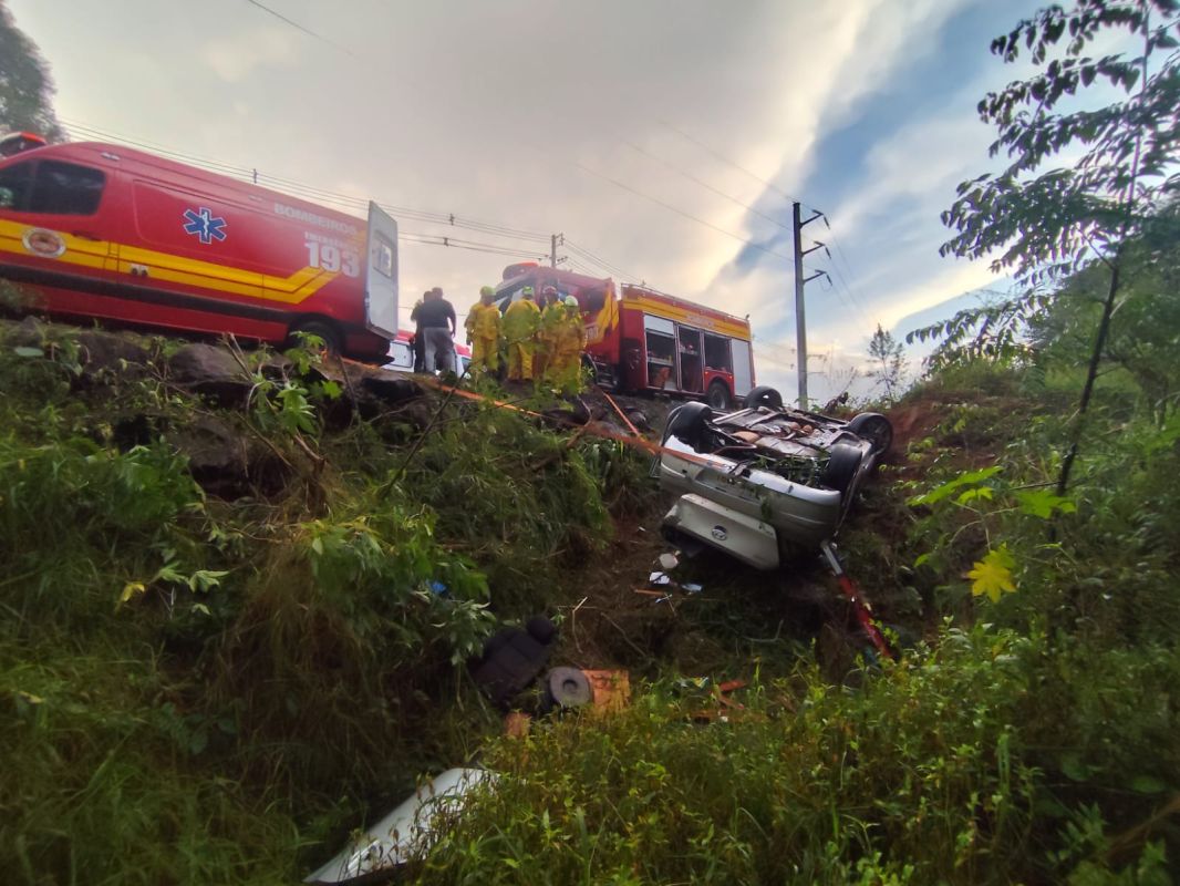 Motorista fica preso após capotamento no Contorno Viário Oeste, em Chapecó