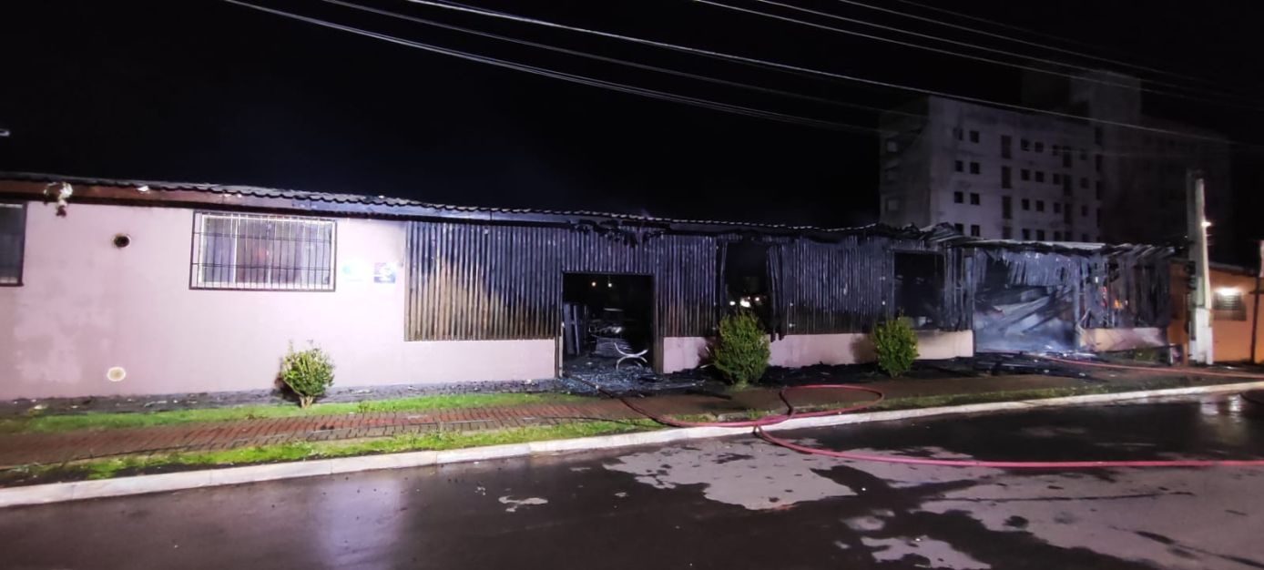 Incêndio de grandes proporções atinge restaurante no Bairro Efapi, em Chapecó
