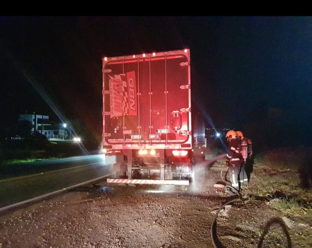 Bombeiros de Xanxerê atendem princípio de incêndio em carreta na BR-282, em Xanxerê