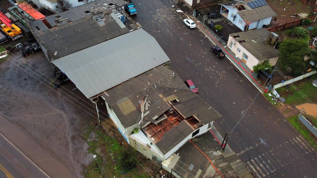 VÍDEO: famílias reconstroem casas após tempestade em Abelardo Luz; Defesa Civil e Município auxiliam as pessoas afetadas